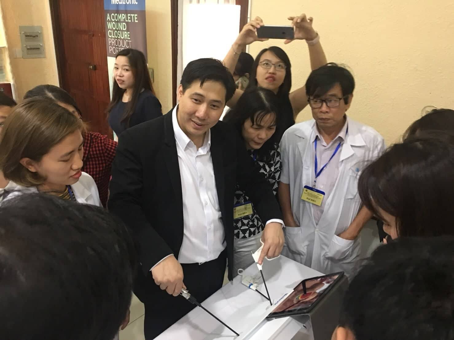 Dr. Veerapol Khemarangsan hướng dẫn Bác sỹ thực hành