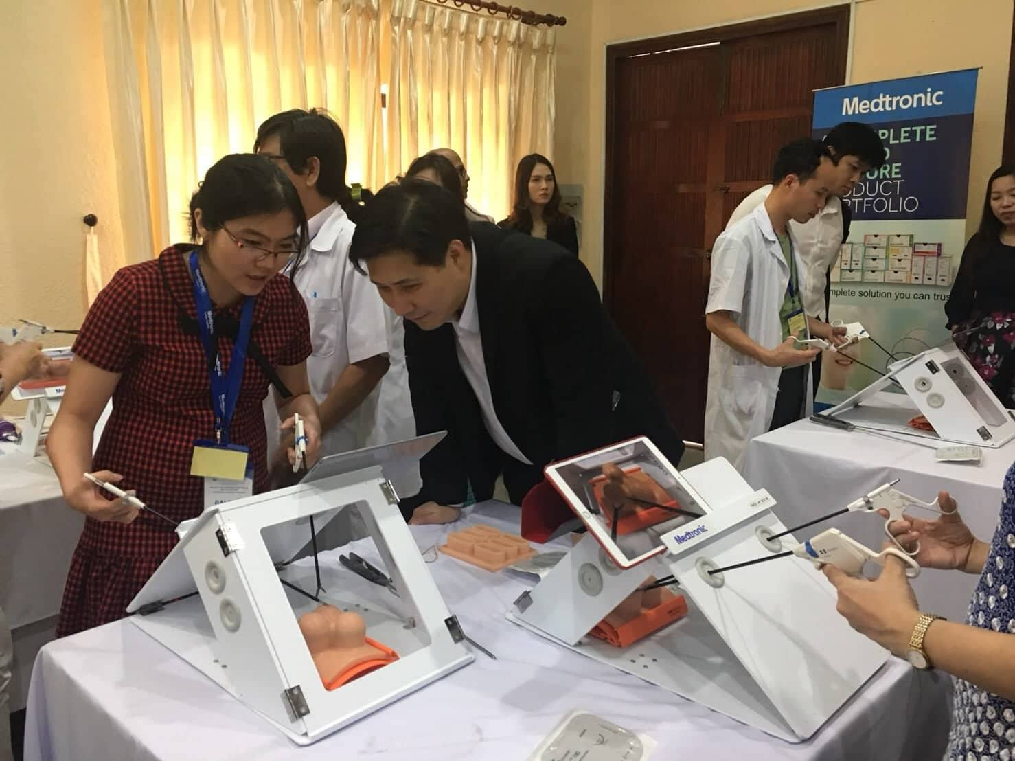 Dr. Veerapol của Ngân hàng lưu trữ tế bào gốc hướng dẫn Bác sỹ thực hành