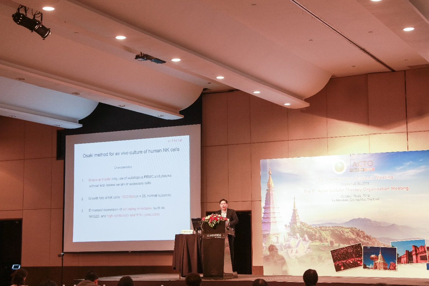 Dr. Veerapol của ngân hàng lưu trữ tế bào gốc Medeze Khemarangsan tại Hội nghị